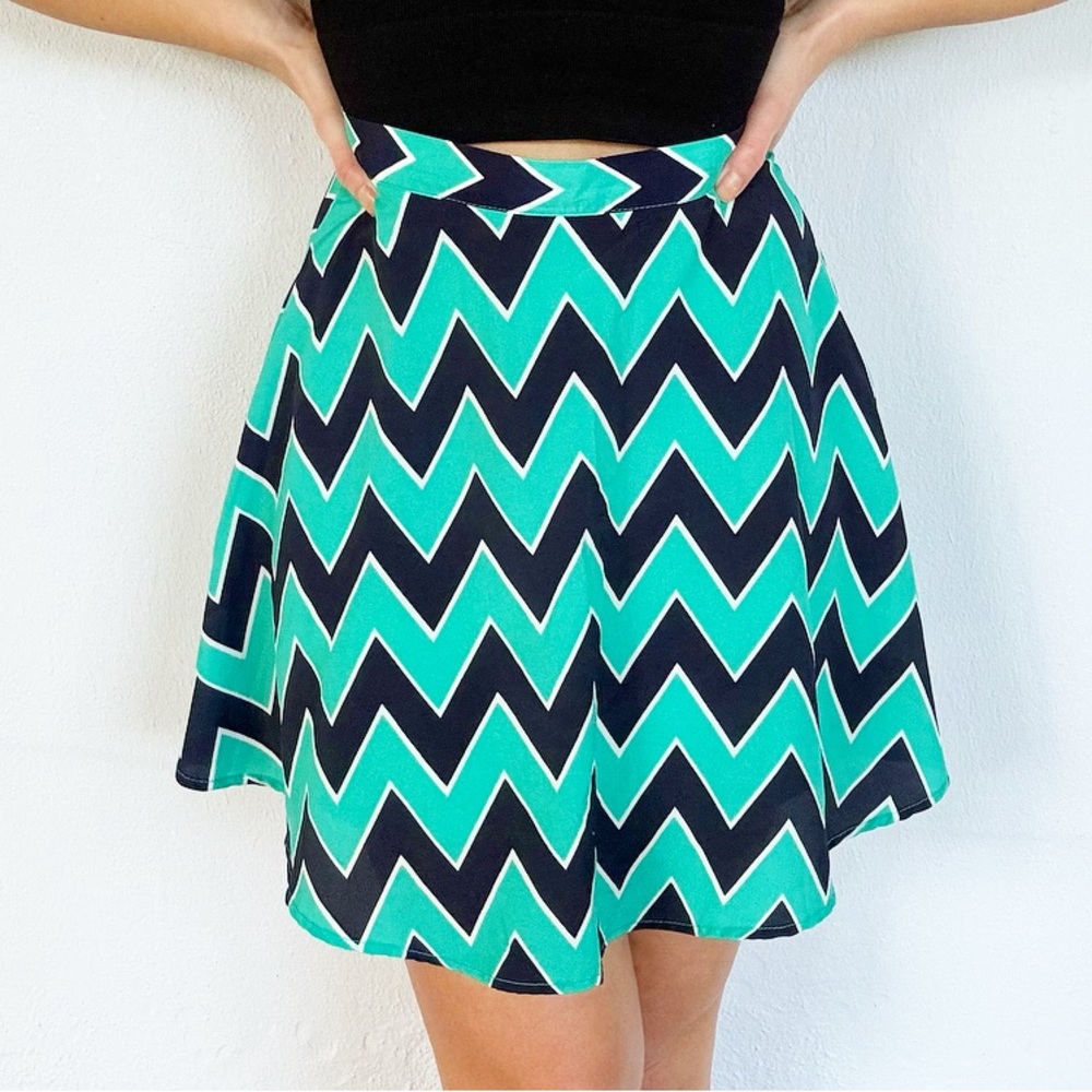 Buttons teal navy chevron print skater style mini skirt size small